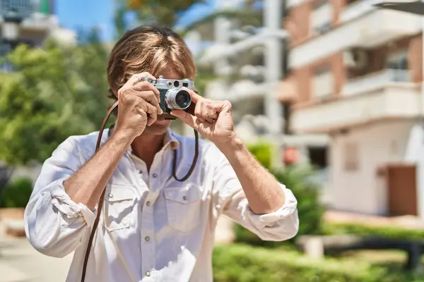 Jeune Homme Utilisant Une Caméra Vintage Parc Images De Stock Libres De Droits