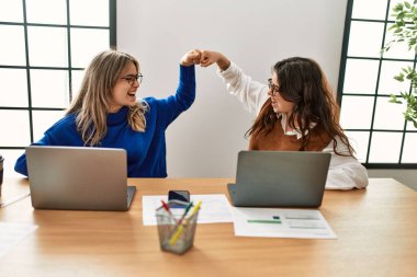 Ofiste yumruklaşan iki iş kadını..