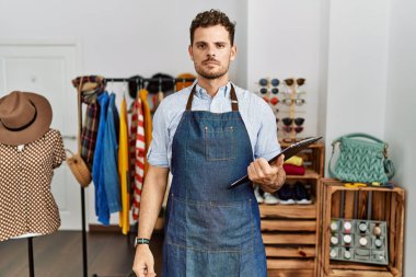 Perakende mağazasında müdür olarak çalışan yakışıklı genç adam yüzünde ciddi bir ifadeyle rahatlamış. Basit ve doğal bir şekilde kameraya bakıyorsun.. 