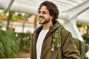 Yakışıklı İspanyol adam şehre gülümsüyor.