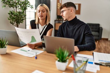 Ofiste çalışan ve konuşan iki iş adamı..