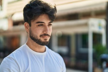 Sokakta duran gevşek yüzlü İspanyol genç adam.