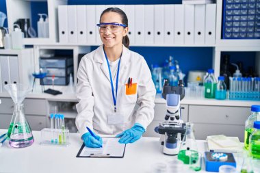 Laboratuvarda çalışan genç İspanyol kadın bilim adamı.