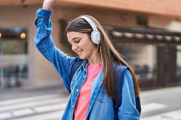 Adorable Étudiante Écoutant Musique Dans Rue — Photo