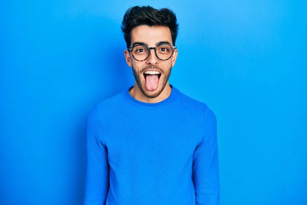 Ung Latinamerikansk Man Klädd Vardagskläder Och Glasögon Sticker Tungan Glad — Stockfoto