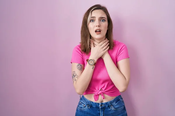 Blonde Caucasian Woman Standing Pink Background Shouting Suffocate Because Painful — стоковое фото