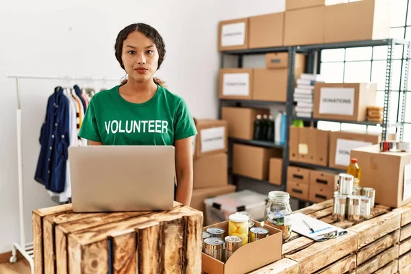 Güzel Spanyol Kadın Gönüllü Tişört Giyiyor Laptopla Çalışıyor Düşünceli Tavırlar — Stok fotoğraf