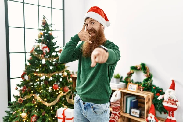 Redhead Man Long Beard Wearing Christmas Hat Christmas Tree Smiling — Fotografia de Stock