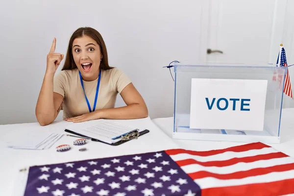 投票で座っている政治選挙で若いブルネットの女性は成功したアイデアで指を指しています 興奮して幸せよ 第1位 — ストック写真