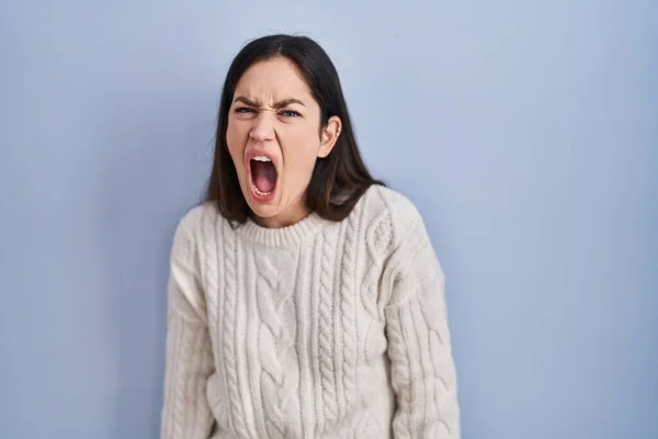 Jeune Femme Brune Debout Sur Fond Bleu Colère Folle Hurlant — Photo