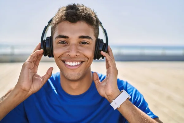 Молодий Іспаномовний Чоловік Навчається Слухати Музику Навушниках Відкритому Повітрі — стокове фото