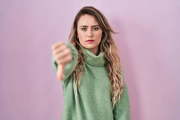 Young Caucasian Woman Standing Pink Background Looking Unhappy Angry Showing — Stock fotografie
