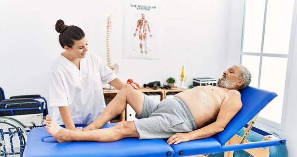 Fisioterapista Paziente Sorridente Fiducioso Avere Sessione Riabilitazione Clinica — Foto Stock