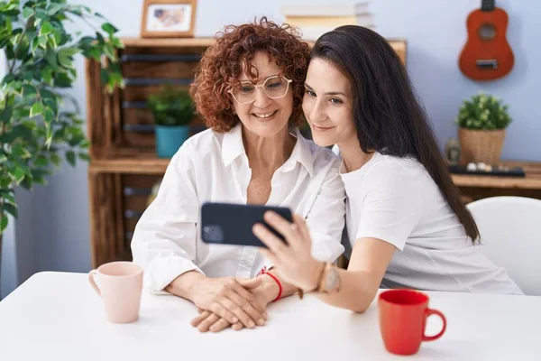 Two Women Mother Daughter Make Selfie Smartphone Home — 스톡 사진