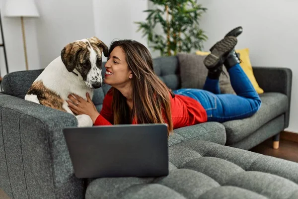 Young Woman Using Laptop Lying Sofa Dog Home — Fotografia de Stock