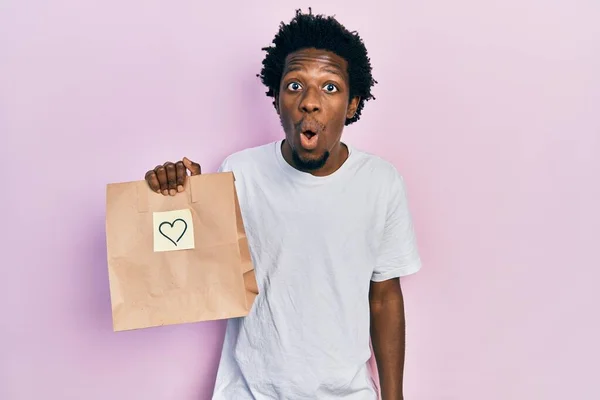 Young African American Man Holding Take Away Paper Bag Heart — Stock Photo, Image