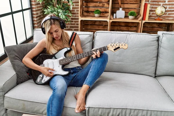 Junge Blonde Frau Lächelt Selbstbewusst Und Spielt Hause Gitarre — Stockfoto