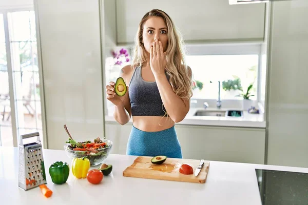Young Caucasian Fitness Woman Wearing Sportswear Preparing Healthy Salad Kitchen — Stockfoto