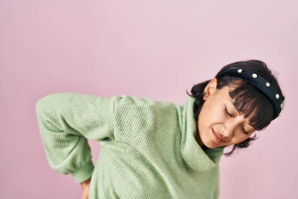 Joven Hermosa Mujer Pie Sobre Fondo Rosa Sufrimiento Dolor Espalda — Foto de Stock