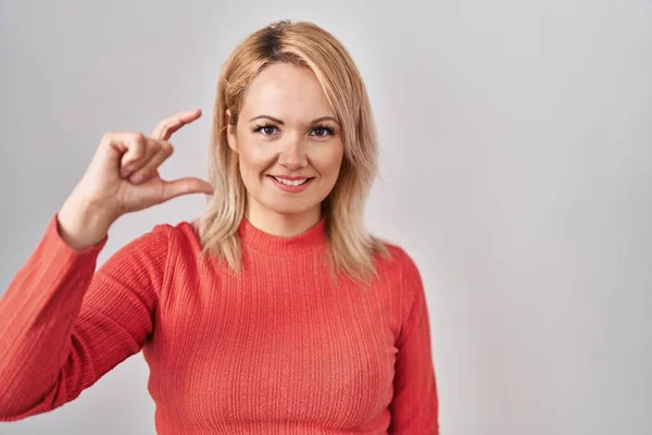 Blonde Woman Standing Isolated Background Smiling Confident Gesturing Hand Doing — ストック写真