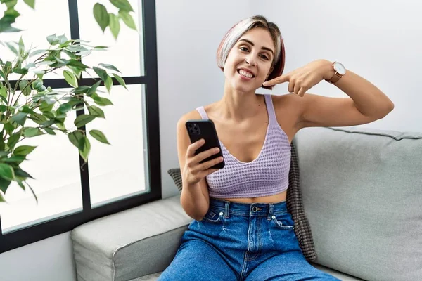 Young Beautiful Woman Using Smartphone Typing Message Sitting Sofa Smiling — Stockfoto