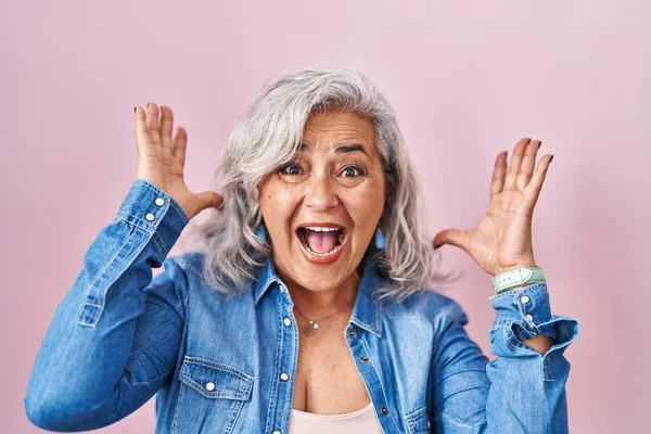 Middle Age Woman Grey Hair Standing Pink Background Celebrating Mad — Fotografia de Stock