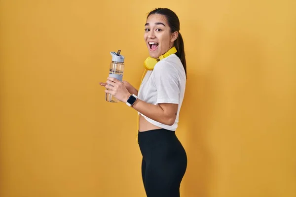Ung Sydasiatisk Kvinna Bär Sportkläder Dricksvatten Pekar Sidan Med Händerna — Stockfoto