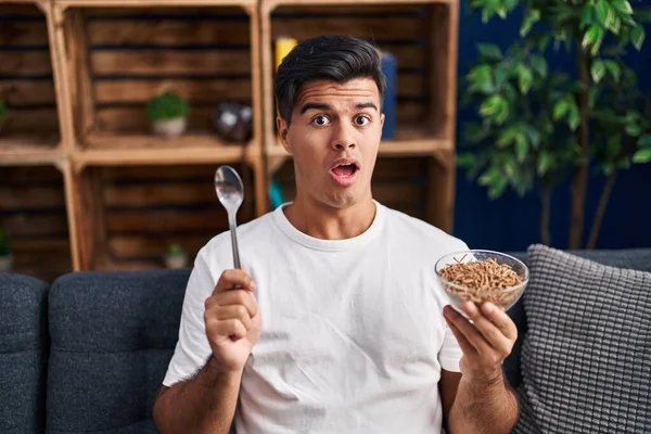 Hombre Hispano Comiendo Cereales Sanos Grano Entero Con Cuchara Cara — Foto de Stock