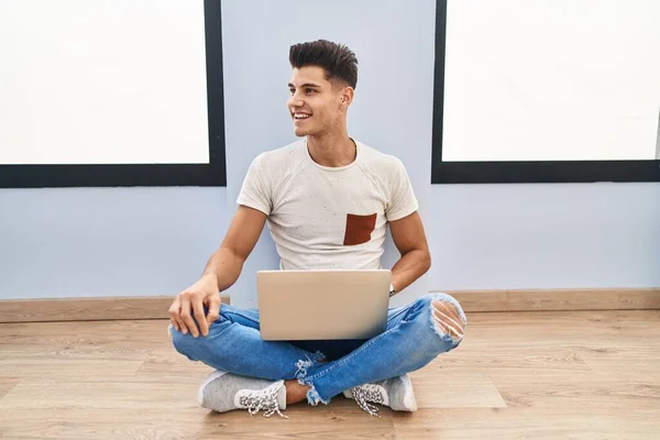 Young Hispanic Man Using Laptop Home Looking Away Side Smile — Fotografia de Stock
