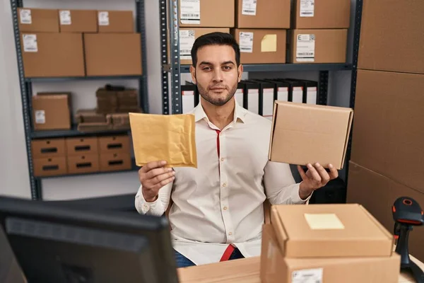 Young Hispanic Man Beard Working Small Business Ecommerce Holding Delivery — Stockfoto