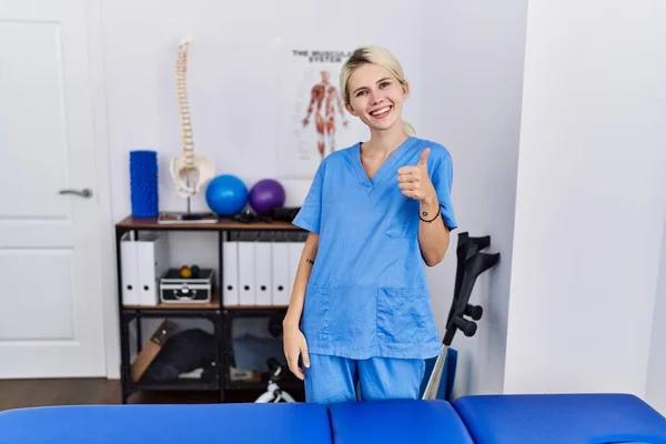 Young Physiotherapist Woman Working Pain Recovery Clinic Doing Happy Thumbs — Stock fotografie
