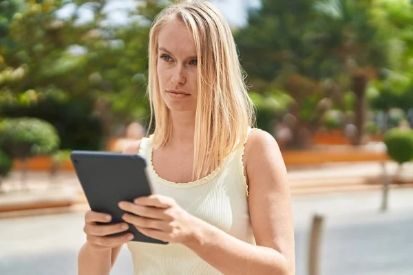 Fiatal Szőke Használ Touchpad Parkban — Stock Fotó