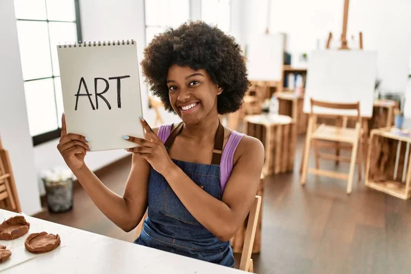 Jovem Afro Americana Sorrindo Confiante Segurando Notebook Estúdio Arte — Fotografia de Stock
