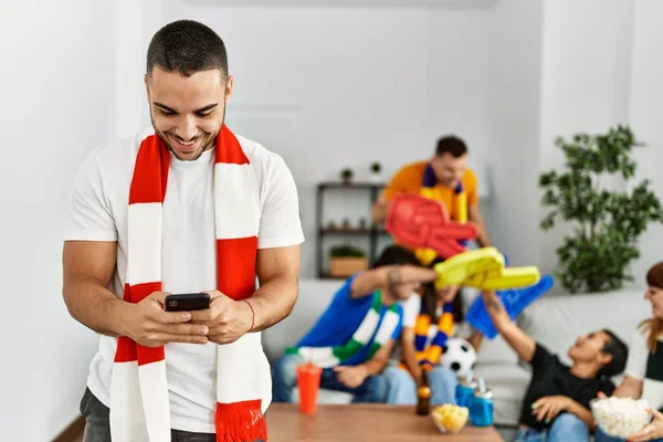 Gruppo Giovani Amici Che Guardano Sostengono Partita Calcio Uomo Sorridente — Foto Stock