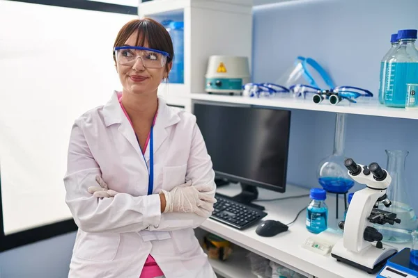 Mladá Brunetka Žena Pracující Laboratoři Vědců Usmívá Dívá Stranou Přemýšlí — Stock fotografie