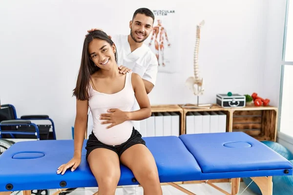 Latijnse Man Vrouw Dragen Fysiotherapeut Uniform Met Zwangerschap Revalidatie Sessie — Stockfoto