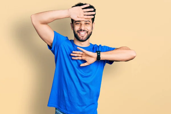 Jonge Arabische Man Met Baard Draagt Casual Blauw Shirt Lachend — Stockfoto