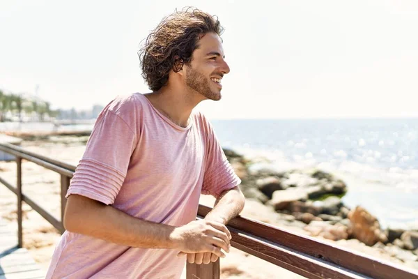 Ung Latinamerikansk Man Ler Lycklig Stående Stranden — Stockfoto