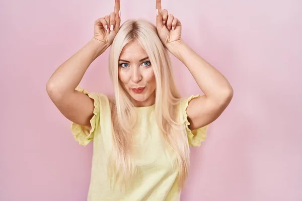 Caucasian Woman Standing Pink Background Doing Funny Gesture Finger Head — Fotografia de Stock