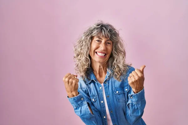 Middle Age Woman Standing Pink Background Very Happy Excited Doing — Stock Photo, Image