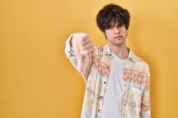 Młody Mężczyzna Letniej Koszuli Wygląda Nieszczęśliwego Wściekłego Okazując Odrzucenie Negatyw — Zdjęcie stockowe