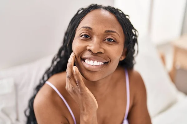 Afro Amerikaanse Vrouw Aanraken Gezicht Zitten Bed Slaapkamer — Stockfoto