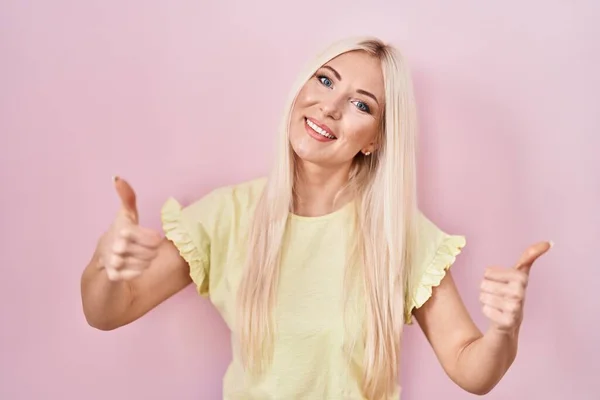 Caucasian Woman Standing Pink Background Approving Doing Positive Gesture Hand — Stok fotoğraf
