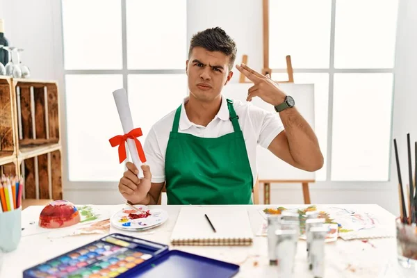 Jovem Hispânico Estúdio Arte Segurando Tiro Grau Matar Apontando Mão — Fotografia de Stock