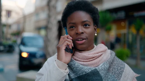 Mladá Africká Americká Žena Usmívá Sebevědomě Mluvit Smartphone Ulici — Stock fotografie