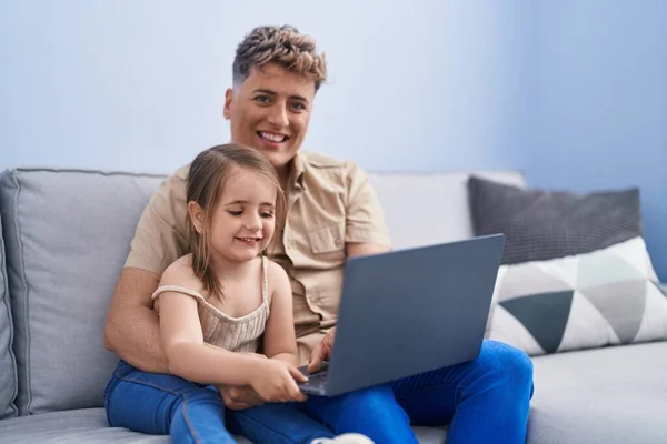 Father Daughter Father Daughter Using Laptop Home — Stockfoto