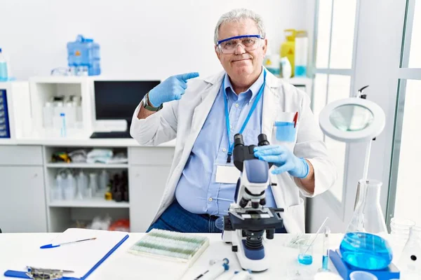 Homem Caucasiano Sênior Trabalhando Laboratório Cientista Sorrindo Alegre Mostrando Apontando — Fotografia de Stock