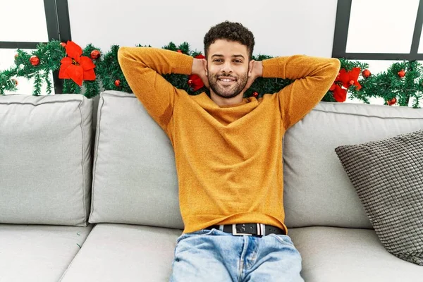 Jonge Arabische Man Ontspannen Met Handen Het Hoofd Zitten Bank — Stockfoto