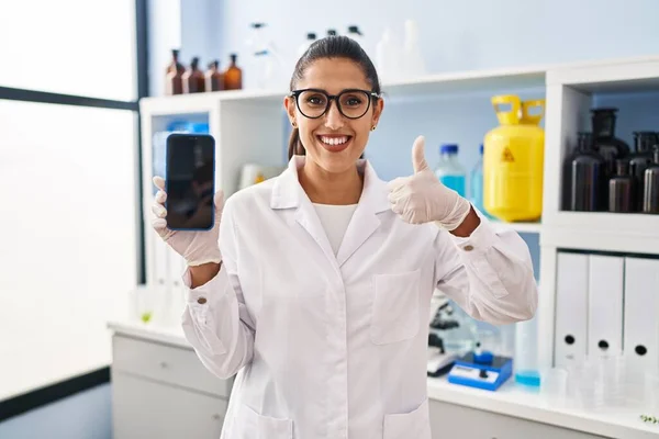 Jeune Femme Hispanique Travaillant Laboratoire Scientifique Avec Smartphone Souriant Heureux — Photo