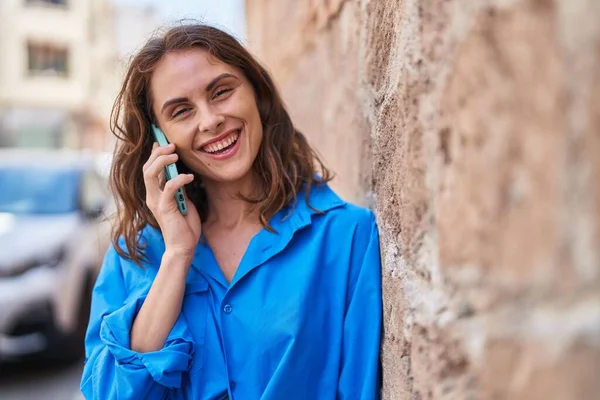 Jonge Vrouw Glimlachen Zelfverzekerd Praten Smartphone Straat — Stockfoto